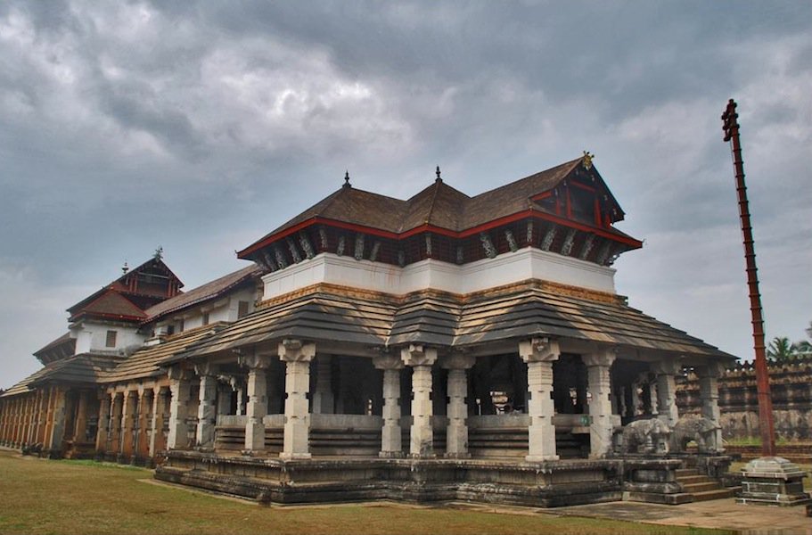 JainTemplesInd's tweet photo. #JainTemplesOfIndia presents Saavira Kambada Basadi, Moodabidri, Karnataka
Know More: https://t.co/5v1x5u1r2z
#ExploreMoreAboutJainism https://t.co/3PBH8Uscfq