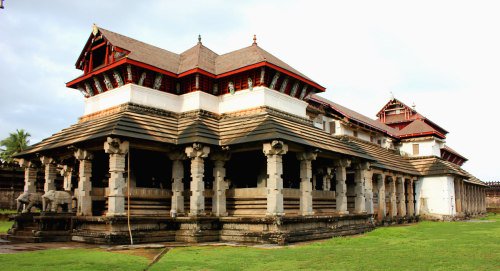 JainTemplesInd's tweet photo. #JainTemplesOfIndia presents Saavira Kambada Basadi, Moodabidri, Karnataka
Know More: https://t.co/5v1x5u1r2z
#ExploreMoreAboutJainism https://t.co/3PBH8Uscfq