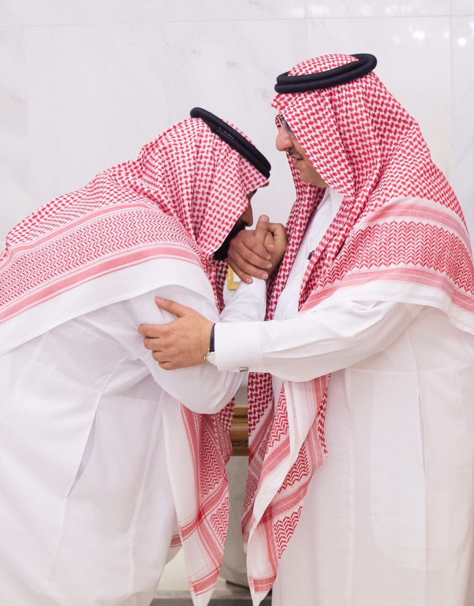 SaudiNews50's tweet photo. عاجل ..
.
.
الأمير محمد بن نايف بن عبدالعزيز يبايع صاحب السمو الملكي الأمير محمد بن سلمان بن عبدالعزيز وليا للعهد في قصر الصفا بمكة.
. https://t.co/WyCDkWPpFG