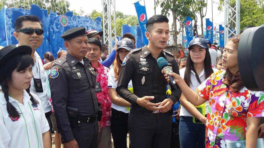 zornitsaxx's tweet photo. เวลาสวมชุดตำรวจออกไปปฏิบัติงานข้างนอก ชาวบ้านก็ชอบจะคิดว่าไปถ่ายละครทุกที แถมบางคนก็ไม่เชื่อว่าผู้กำกับเป็นตำรวจจริงๆ วงวารผู้กำกับเทน 55555 https://t.co/6xE1bnBosi