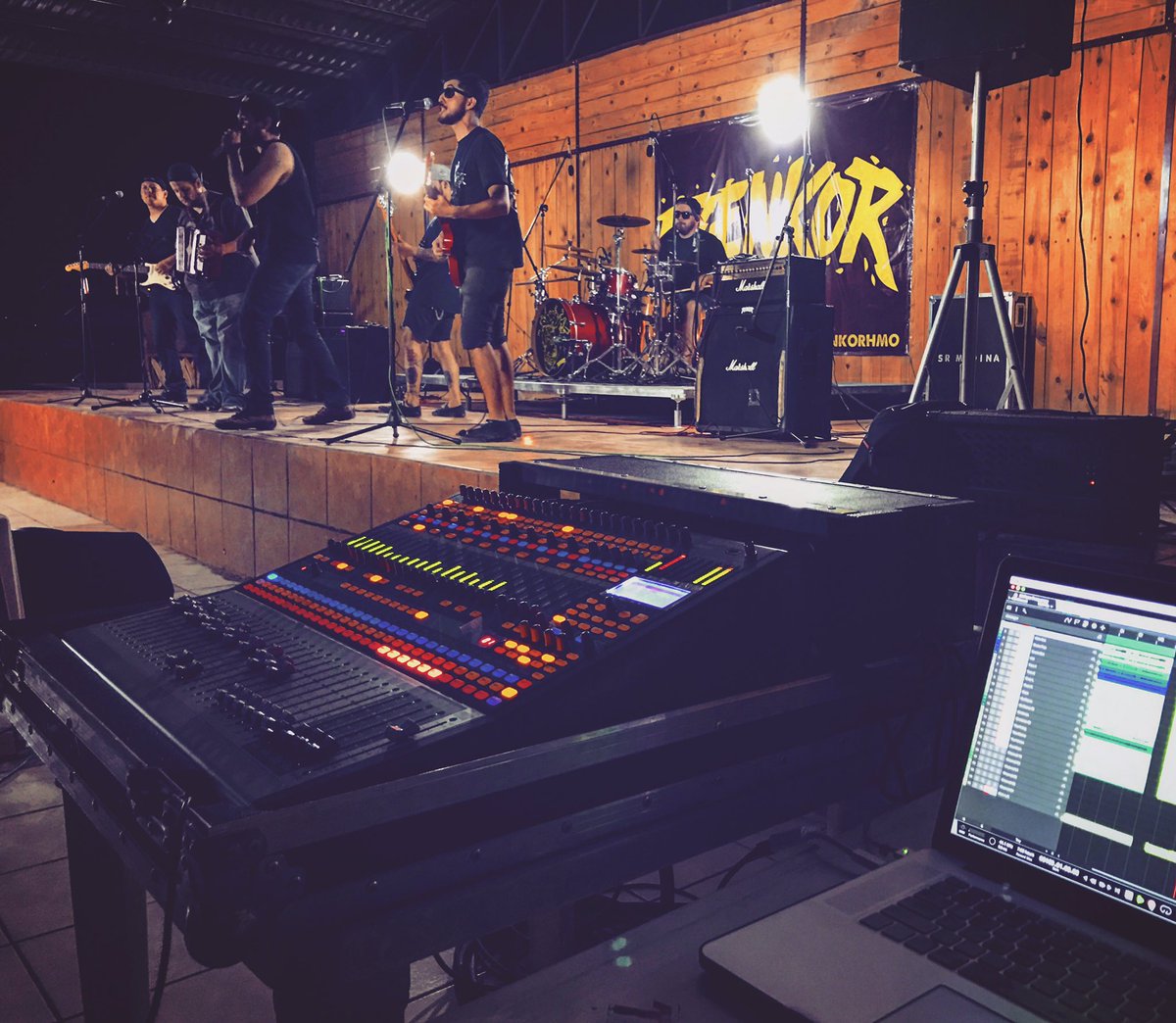 amedinav's tweet photo. Grabando sesión en vivo con #Renkor! 👊🔴🎚

#Presonus
#StudioLive
#StudioOne3 https://t.co/QCe7B5HBiq