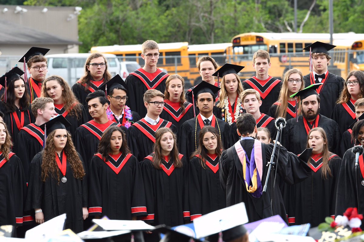 ItIsPhotoTime's tweet photo. CAMAS CHOIR
#CamasGraduation2017 https://t.co/R01LLq3kSC
