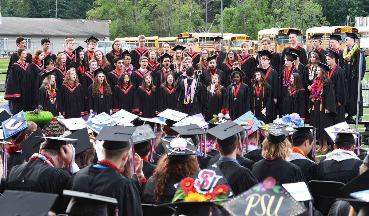 ItIsPhotoTime's tweet photo. CAMAS CHOIR
#CamasGraduation2017 https://t.co/R01LLq3kSC
