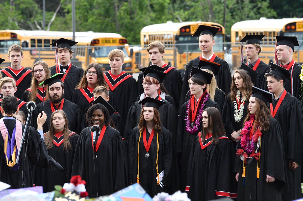 ItIsPhotoTime's tweet photo. CAMAS CHOIR
#CamasGraduation2017 https://t.co/R01LLq3kSC