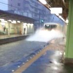 このどしゃ降りに何でw駅周辺が水浸しになってもお構いなしにホームに突っ込んでくる電車w
