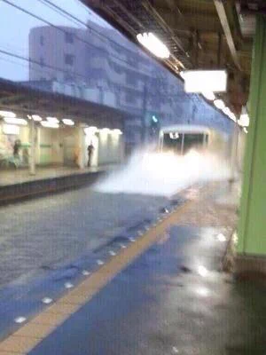 このどしゃ降りに何でww駅周辺が水浸しになってもお構いなしにホームに突っ込んでくる電車ww