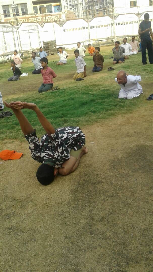 hindu_rss's tweet image. वाटिका रेसॉर्ट मैं योग करते  अग्रेसर भूमिका  मैं भूमिनमन आसन कराते और  भी  अन्य  भी  फायदे आसन कराये  जिसमे  समाज  के लोगो ने  हिस्सा लिया..