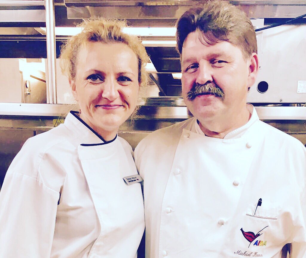 SusanneKuttnig's tweet photo. #Brokkolisouffle

Weiterhin unterwegs auf der #AIDA Aura.
Die Zubereitung des Brokkolisouffles https://t.co/gW43OjY8WI unter „Rezepte“ https://t.co/ipGSjGeU9L