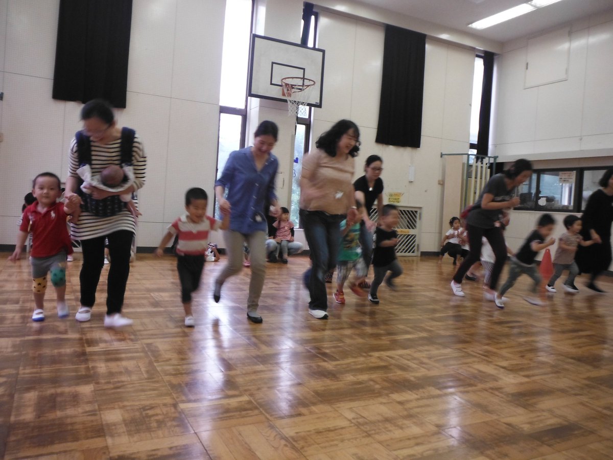 ট ইট র あさひがおか児童館 幼児の2歳aクラスは運動会ごっこをしました サンサン体操 しゅりけん忍者 かえるの体操などたくさん踊りましたよ かけっこや電車ごっこリレーもよーいドンの合図で走ることができました 玉入れでは赤と白に分かれて手を伸ばして
