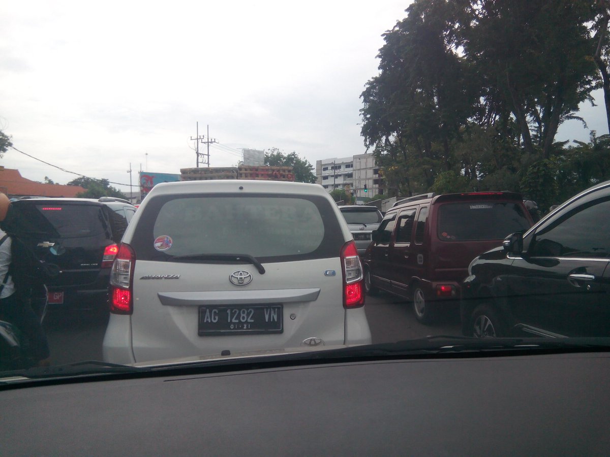 diasbrewok's tweet photo. @e100ss depan royal plaza macet total https://t.co/F1qjYpgqzn
