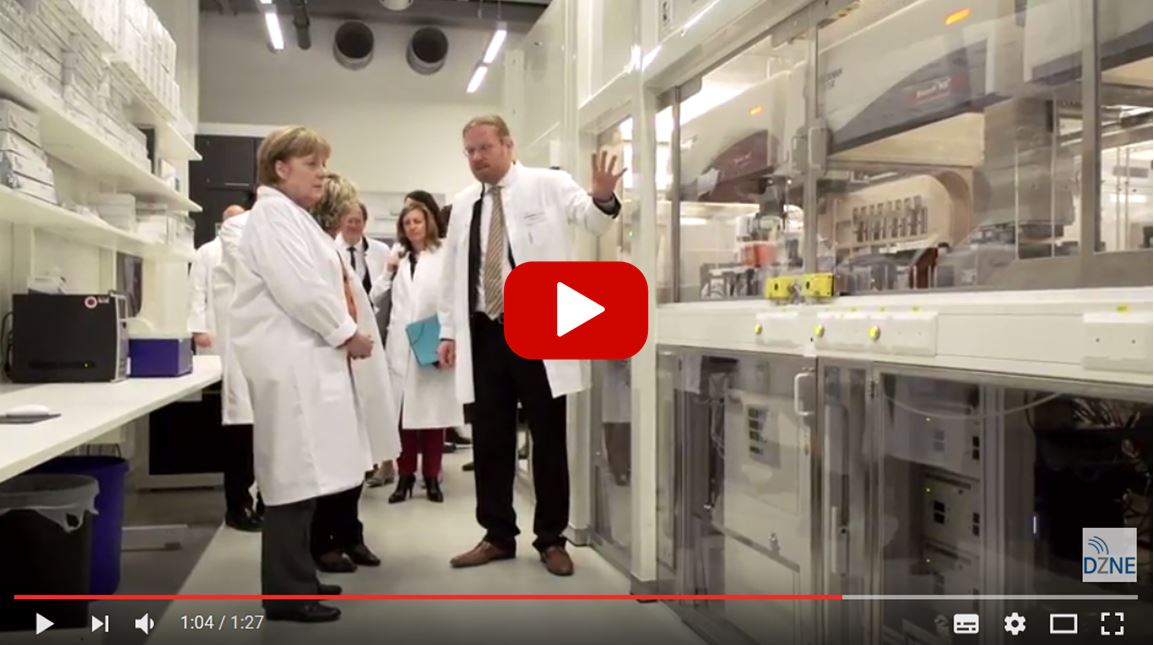 YokogawaGER's tweet photo. #Bundeskanzlerin #Merkel staunt: „Leuchtturm der Forschung“
Video im Blog: https://t.co/DyRUJsZLun
#LifeScience #CellScreening @DZNE_de https://t.co/VT52jaUiJq