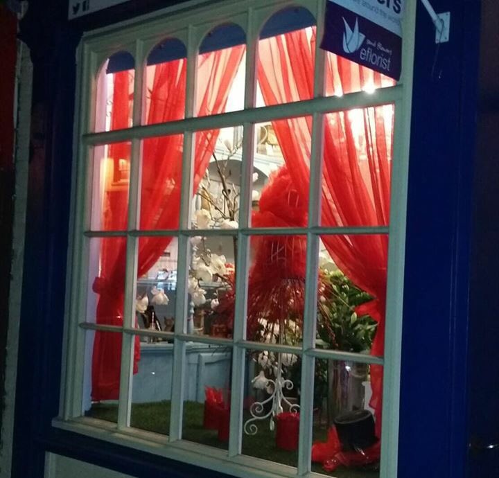 MeltonBid's tweet photo. Thank you @TheFlowerBasin for Painting the Town Red!! @ptrmelton @meltontimes #melton https://t.co/MklwAiuehN