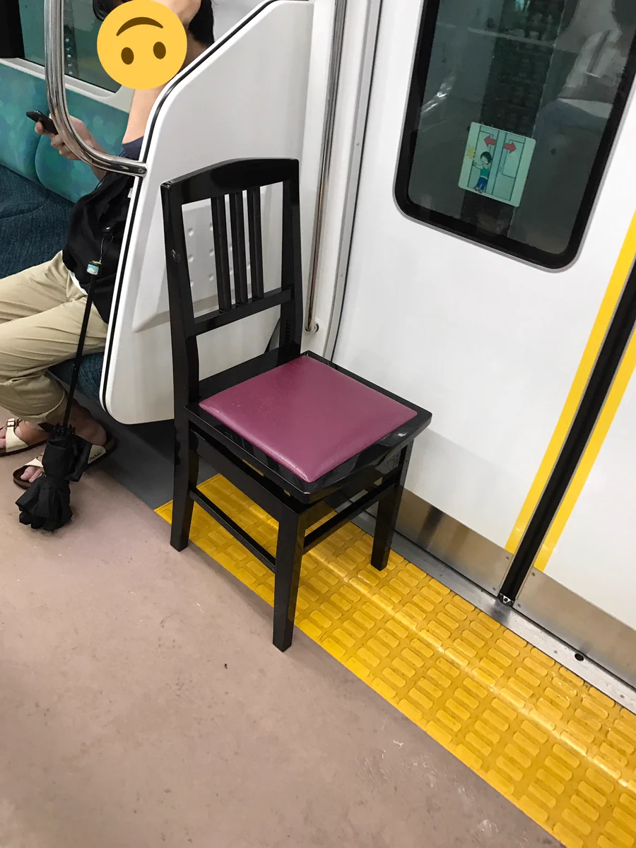 どうしてこうなったｗ電車の中にピアノ椅子の忘れ物ｗｗｗ