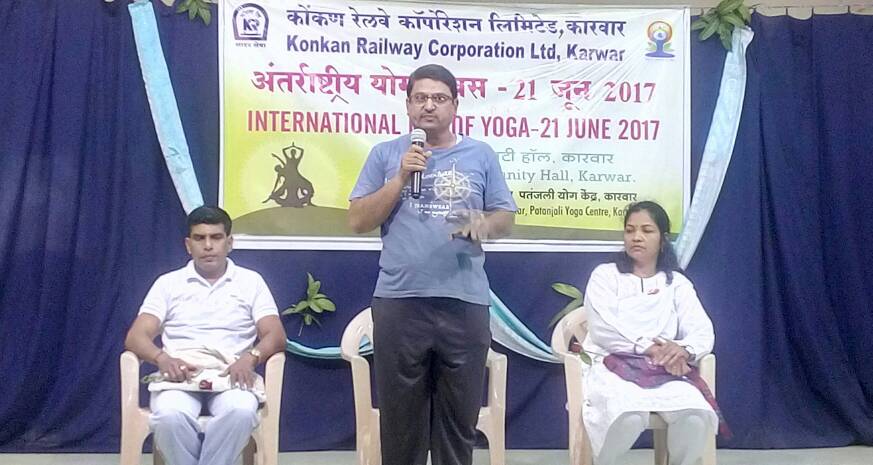 KonkanRailway's tweet photo. Karwar region of Konkan Railway observes International Yoga Day  under expert guidance of Patanjali Yog Kendra, Karwar, @RailMinIndia https://t.co/l1KAsAkh5y