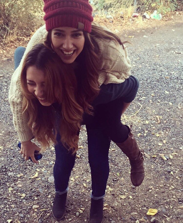 CindyRobles0906's tweet photo. If you mess with a little sister, there is always a older sister behind her, that's who you don't want to mess with 👭👊🏼 https://t.co/3yWXQRIDES