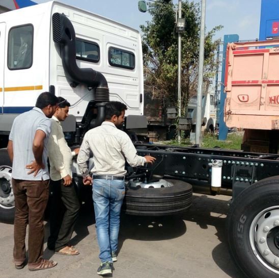 BharatBenz1's tweet photo. When the All-New #BharatBenz meets Engineers: Discussing #ProfitTechnology on the streets of Surat.
(Photos courtesy of @keyur_dholakiya) https://t.co/4c09QKGvRw