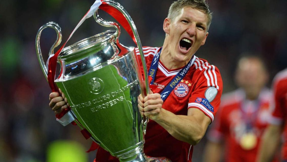 PhotoDanAllen's tweet image. Who was better in there prime ?? 👍 Like for schweinsteiger ♻️Retweet for Gerrard!