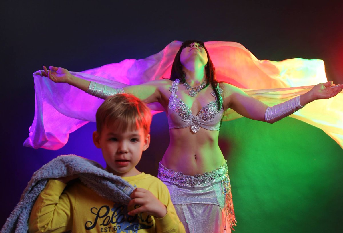 Neonissima's tweet photo. Yes, you can do this with your blankie! #veildance https://t.co/LQ4x2vTePg