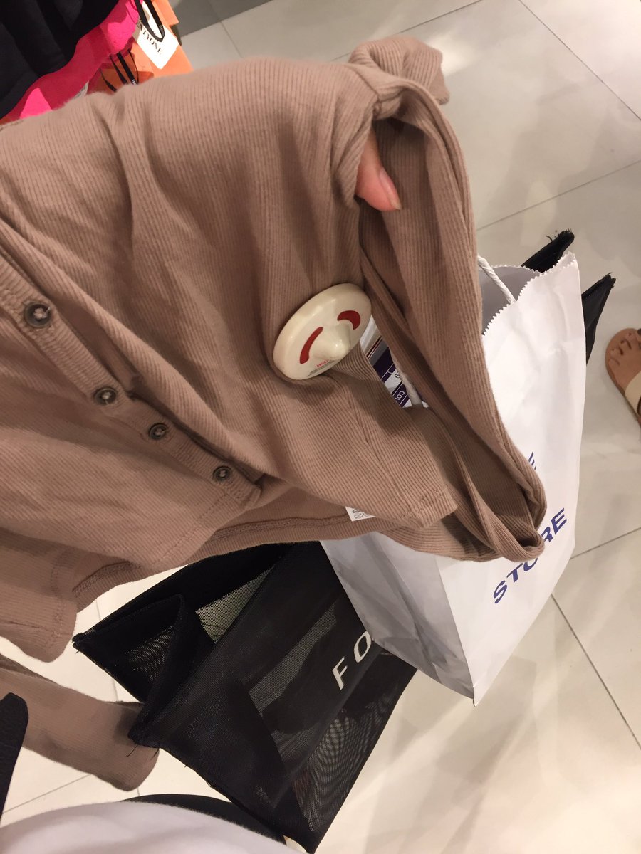 vannetteirene's tweet photo. So ayun na nga. Nanonood lang kami ng t.v sa bahay ng bigla namin nalaman na sale sa f21 ayun SUGOOOD #withmomma! 👌🏻👜💸💰🛍 https://t.co/EtSveZl6tK