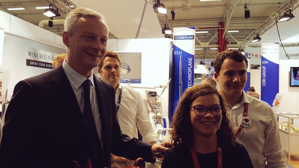 ENSTAero's tweet photo. @BrunoLeMaire s'arrête au stand Technoplane de @NormAeroEspace  et découvre le projet @beeplane présenté par @ENSTAero https://t.co/om2qGvb462