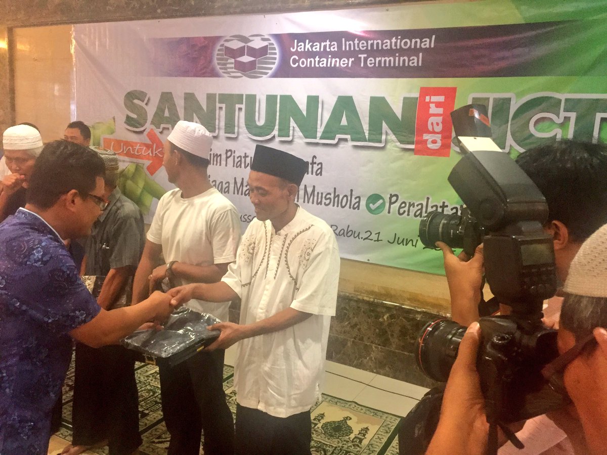 JICTIndonesia's tweet photo. Pemberian santunan kepada 400 anak yatim dan 100 masjid di Jakarta Utara #CSRJICT #JICTIndonesia #GreatPeople #GreatPort https://t.co/oWg5f0UnJA