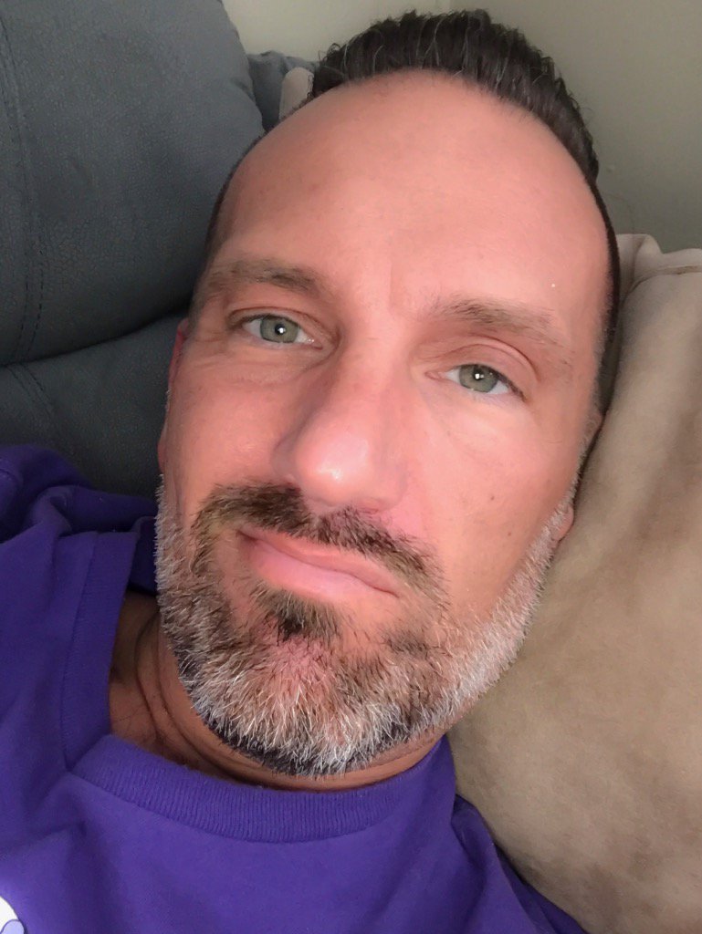 itsedwardoz's tweet photo. #NationalSelfieDay https://t.co/qUQSKsThtb