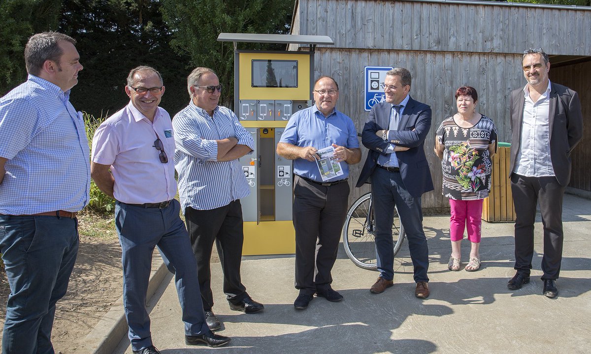 Sieml49's tweet photo. @luc_davy inaugure la 1re borne de recharge pour vélos à #assistanceélectrique en présence de @phbolo , député de #MaineEtLoire à #Montjean https://t.co/UA6G1D81UH