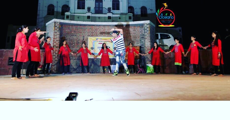 sagarsonvane900's tweet photo. place- ampitheater sayaji baug#vadodara 
Event-Graduation ceremony of school.
👉Students &amp; teacher Dance choreography
#oceanoDanceWorldEvents https://t.co/WitinFdeqD