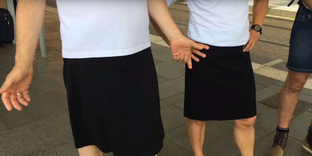 Privés de short, des conducteurs de bus de Nantes viennent travailler… en jupe sudouest.fr/2017/06/21/pri…