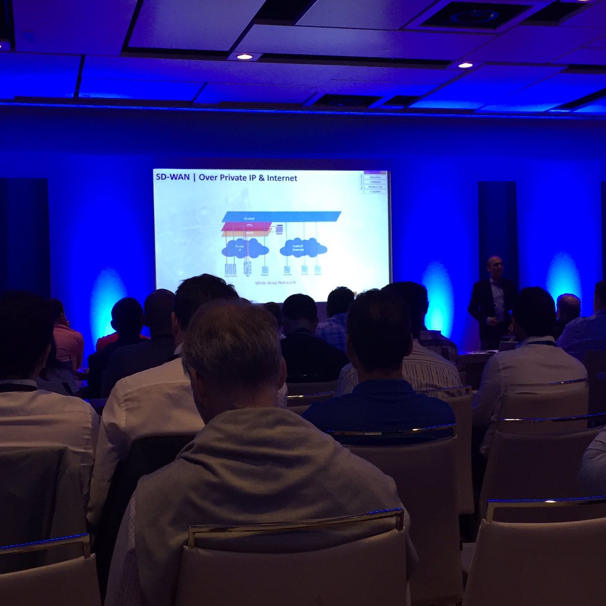 Empieza la impresionante keynote de @nuagenetworks en Madrid. #SReXperts #impresionantedespliegue #muchomasqunastartup