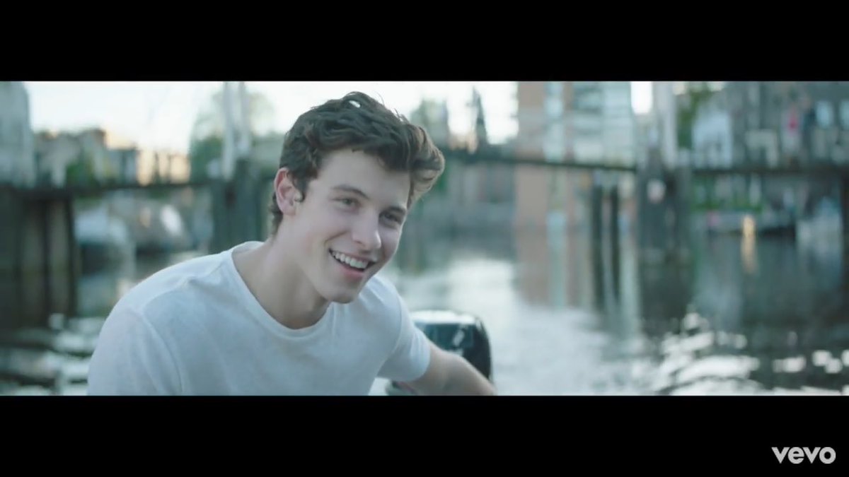 Textshawnmendes's tweet photo. #holdindmebackvideo #HoldinMeBackmusicvideo https://t.co/d9c3if5MX2
