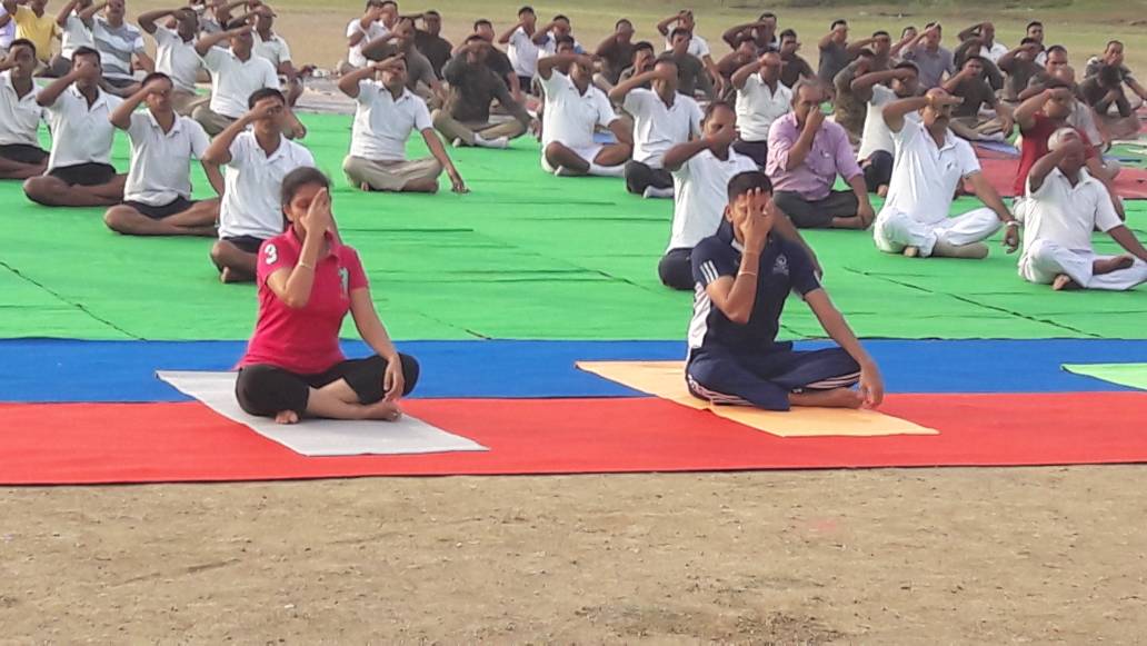 bokaropolice's tweet photo. On the Occasion of International Day of Yoga –2017, the SP Bokaro Shri Y.S. Ramesh today participated in a Yoga event in Police Line Bokaro https://t.co/vL1CJxliwP