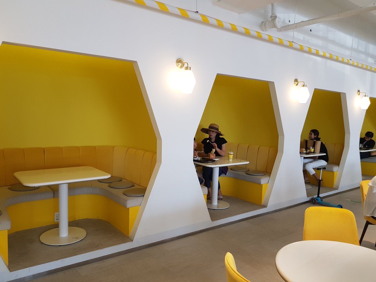 visitjeju_en's tweet photo. #Jeju’s Yellow Cafe in #Jungmun, #Seogwipo serves cube bread, banana lattes and banana shakes #제주도 #제주여행 #카페 #서귀포 #중문 #옐로우카페 #바나나 #라떼 #쉐이크 https://t.co/BIfMjwrEvW
