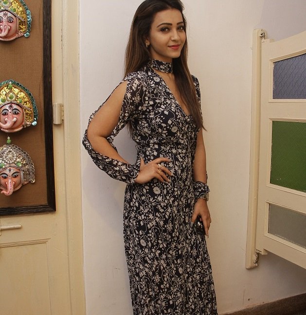 Calcutta_Times's tweet photo. Fashion pick of the day: @KoushaniMukher1 is smart and chic in a cold shoulder maxi. Brownie points for minimal makeup! https://t.co/cmZNejWVbE