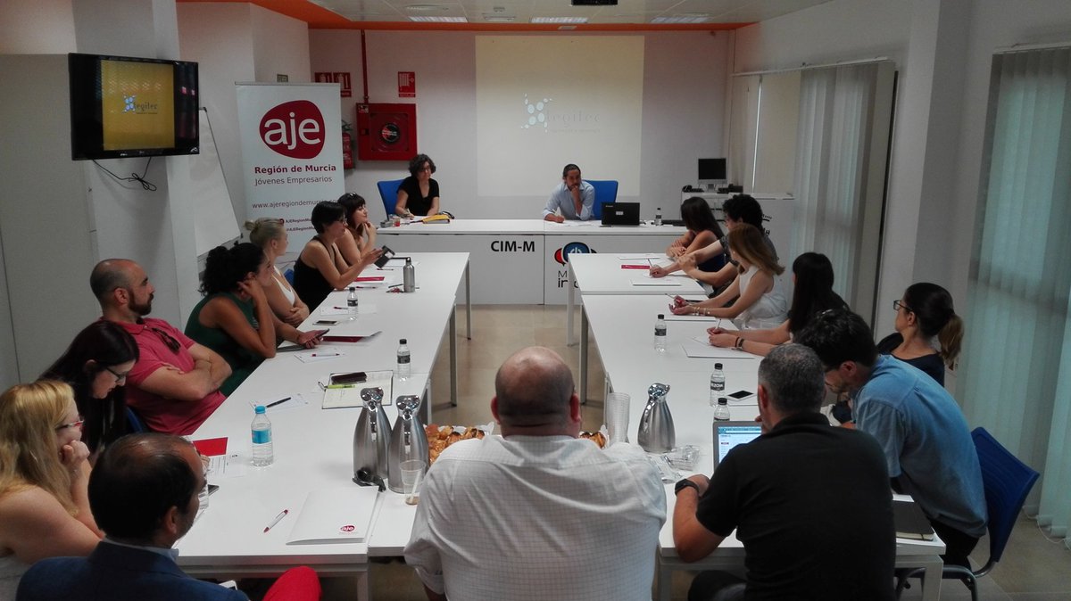 AJERegionMurcia's tweet image. Esta mañana en #LaHoraDelCafé aprenderemos el nuevo Reglamento Europeo de Protección de Datos. Con los expertos @legitec en @MurciaInicia