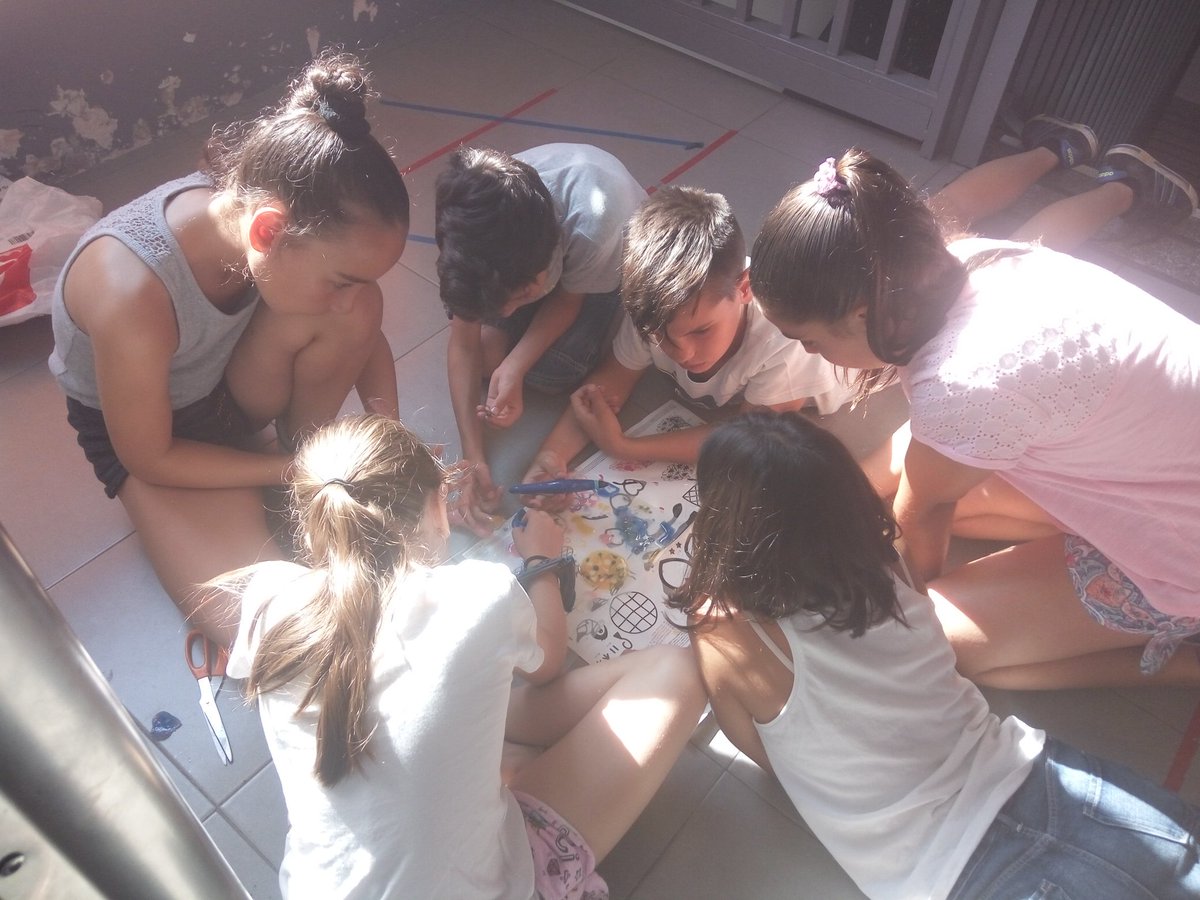 angelsmdc's tweet photo. Últim dia de classe. Compartim jocs amb els companys. Alumnes 5è #escolamdcprat https://t.co/NB01zwWUIq