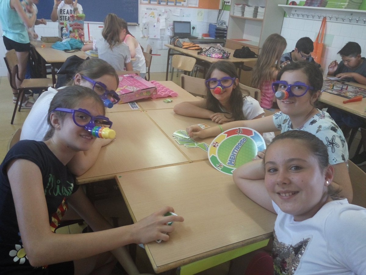 angelsmdc's tweet photo. Últim dia de classe. Compartim jocs amb els companys. Alumnes 5è #escolamdcprat https://t.co/NB01zwWUIq