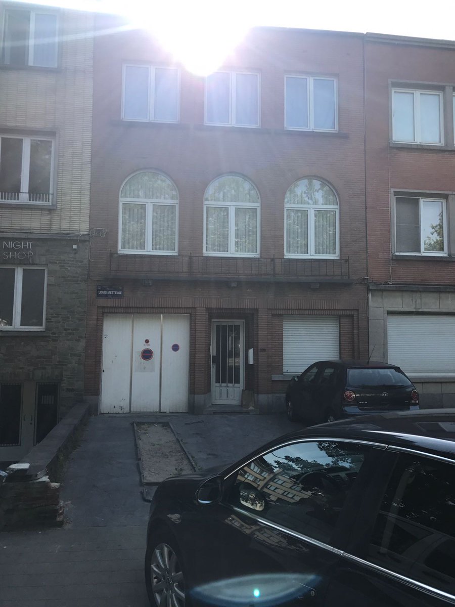 VTMNIEUWS's tweet photo. In Molenbeek zijn momenteel huiszoekingen aan de gang. Ontmijningsdienst DOVO is ook ter plaatse. 
https://t.co/IcaIgi69kA https://t.co/MYqoXiE5Io