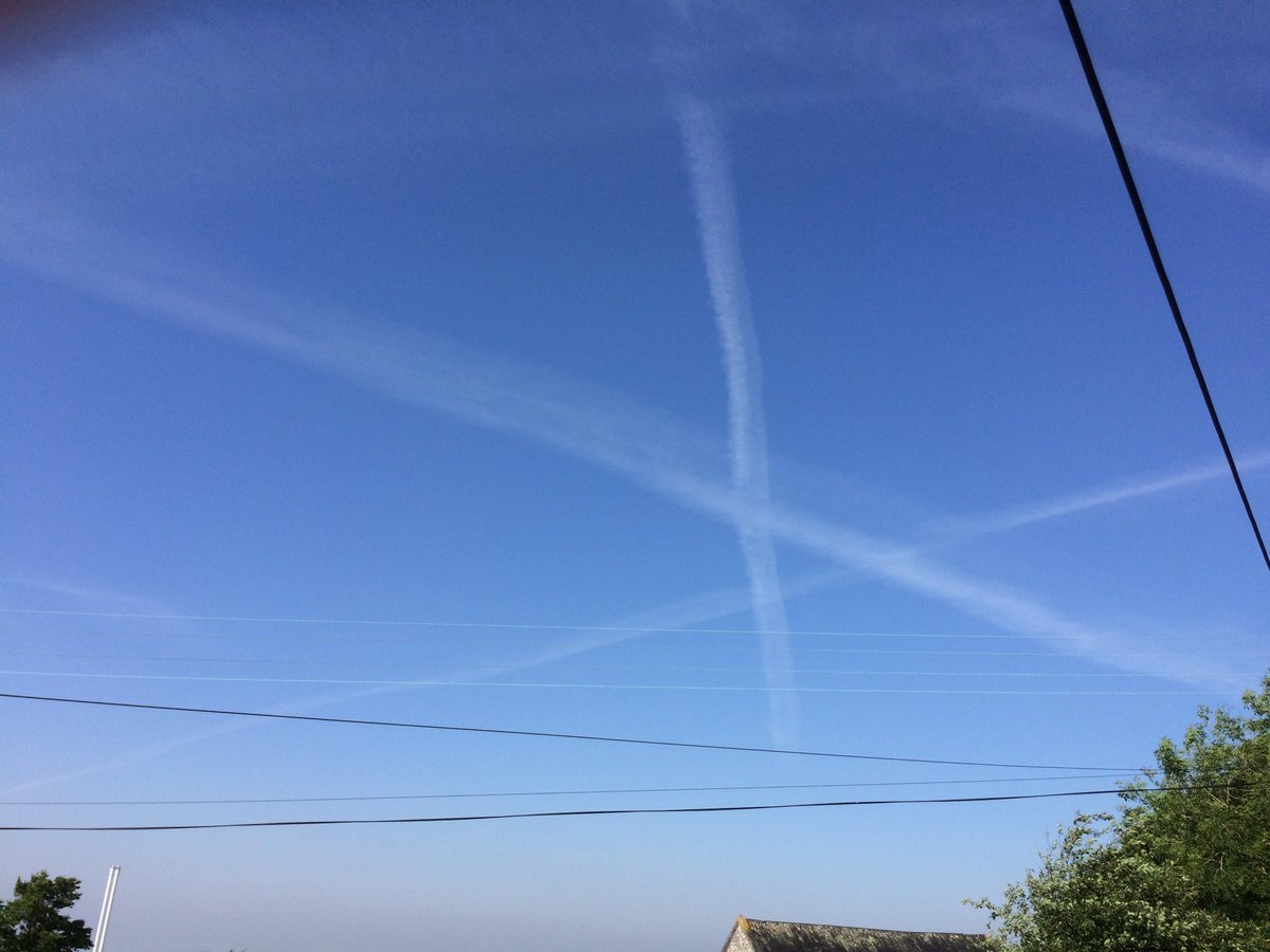 lucy_kong's tweet photo. Chem trail crazy out there today #chemtrails #cloudseeding #solarmanagement #Cornwall #stevedouble #bristolskywatch #OpChemTrails https://t.co/9XXE9PzcnT