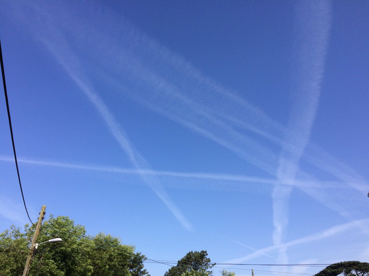 lucy_kong's tweet photo. Chem trail crazy out there today #chemtrails #cloudseeding #solarmanagement #Cornwall #stevedouble #bristolskywatch #OpChemTrails https://t.co/9XXE9PzcnT
