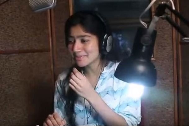 Telugu_Reporter's tweet photo. #SaiPallavi dubs for herself in '#Fidaa '
https://t.co/ZErPTg72T2
#saipallavi #FidaaTeaser #VarunTej https://t.co/bCvQugDIz8