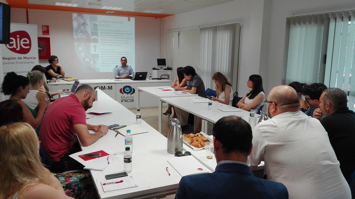 AJERegionMurcia's tweet image. Seguimos aprendiendo mucho sobre #ProtecciónDeDatos y nuestras obligaciones como empresarios en #LaHoraDelCafé de @AJERegionMurcia @legitec