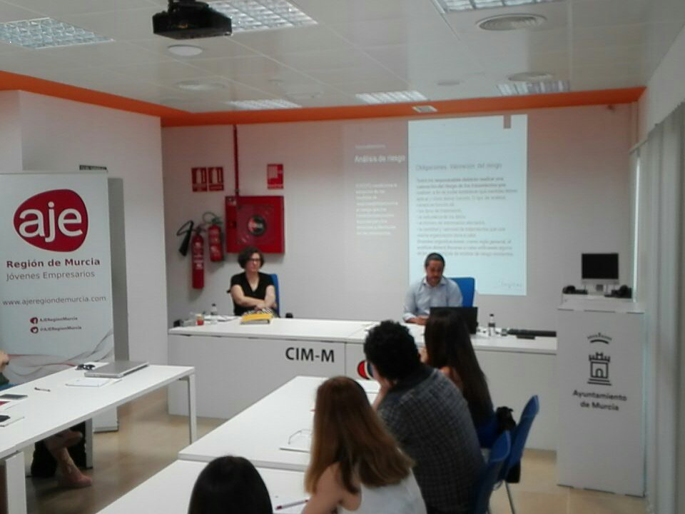 AJERegionMurcia's tweet image. Seguimos aprendiendo mucho sobre #ProtecciónDeDatos y nuestras obligaciones como empresarios en #LaHoraDelCafé de @AJERegionMurcia @legitec