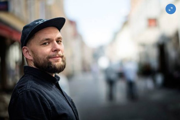 Idagsidan's tweet photo. ”En efter en blir vi män i kväll … eller?” Spokenwordartisten Oskar Hanska om Ryska posten-leken som gick över styr. https://t.co/lhYMZIKjMd https://t.co/MHHVQqFY2t