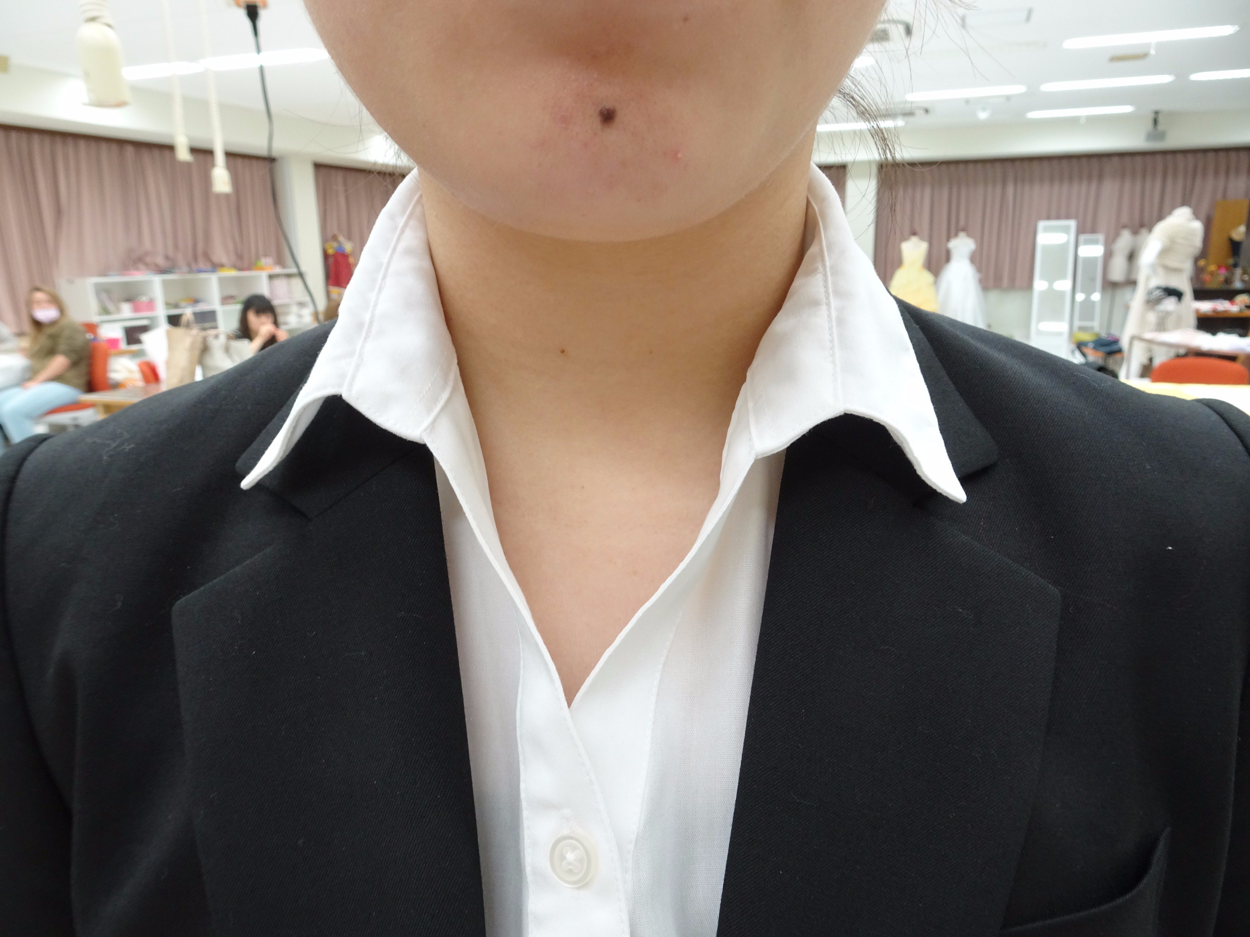 湘北短期大学 生活プロデュース学科 就活用のブラウス ボタンは一番上まで止めましょう 首元が詰まったタイプが苦手なら スキッパータイプの襟 2枚目の写真 を選んでスーツの外に出すのもおススメです 首元がスッキリ見えます これから暑くなるので