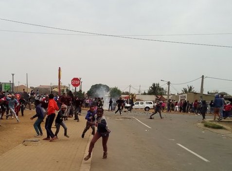 justinarenstein's tweet photo. 20,000 shantytown activists are using @grassrootza's LiveWire mobi-tools to feed real-time alerts to newsrooms https://t.co/nKq6D3jlto https://t.co/4YfJiO1WGZ