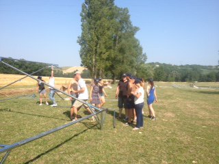 ElevageT's tweet photo. #ET_Dordogne On vous prépare un superbe site pour samedi 😎😁 Le chapiteau prend forme avec un coup de mains des élèves de la MFR Vanxains https://t.co/aXlCjMmpgV