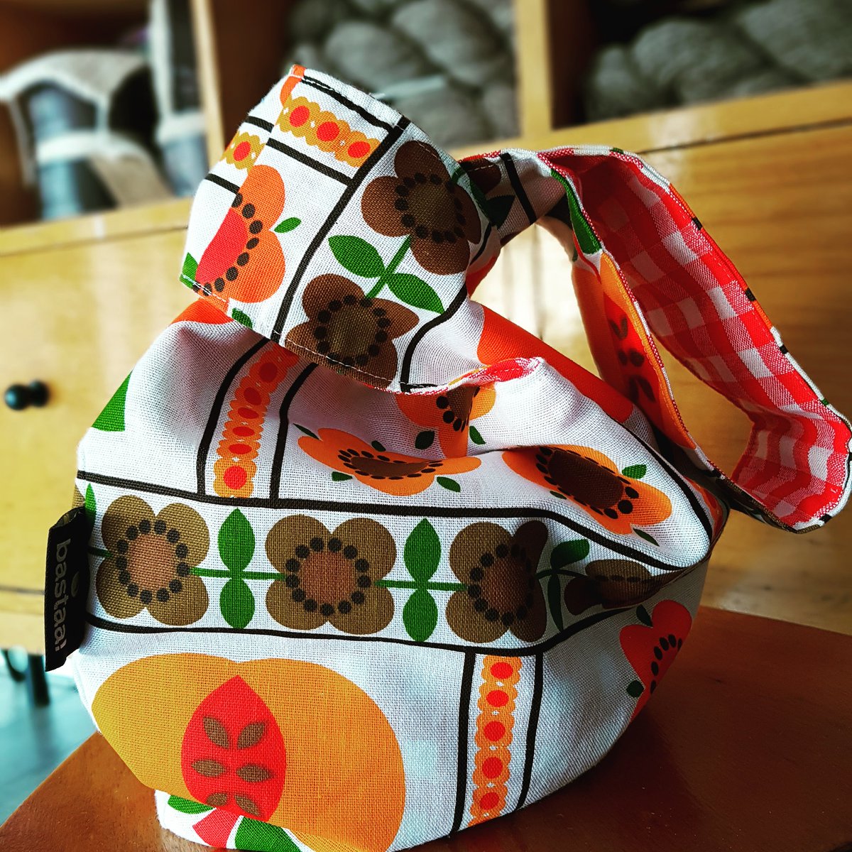 Sneek peek: waanzinnig leuke Japanese Knot Projectbag in vintage style. Een mooie samenwerking tussen Wol zo Eerlijk en Bastaa Retrostoffen.