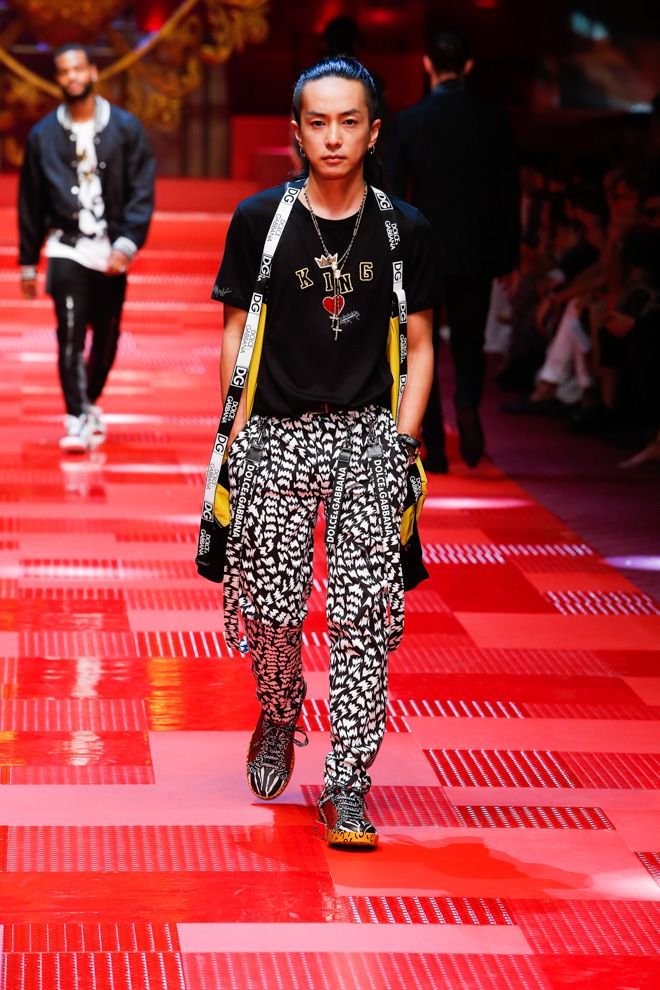 Fashionsnap Com ランウェイモデルに奈良裕也らミレニアルズ92名起用 ドルチェ ガッバーナ Dolce Gabbana がミラノで発表した18年春夏メンズコレクションを公開しました T Co Lwrbfaphye Dolcegabbana Ss18 Milan T Co