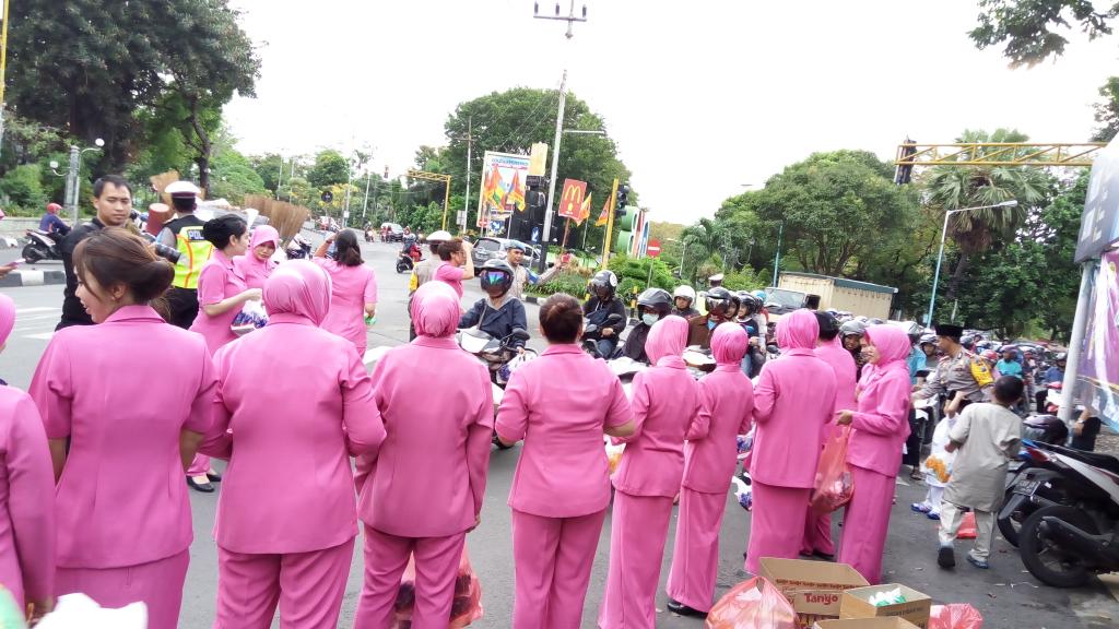 firmanfaza2's tweet photo. @e100ss Pembagian Takjil di depan Poslantas GKB oleh ibu-ibu Bhayangkari beserta bapak Kapolres Gresik. Lalin Ramlan https://t.co/hCWdiu1MPI